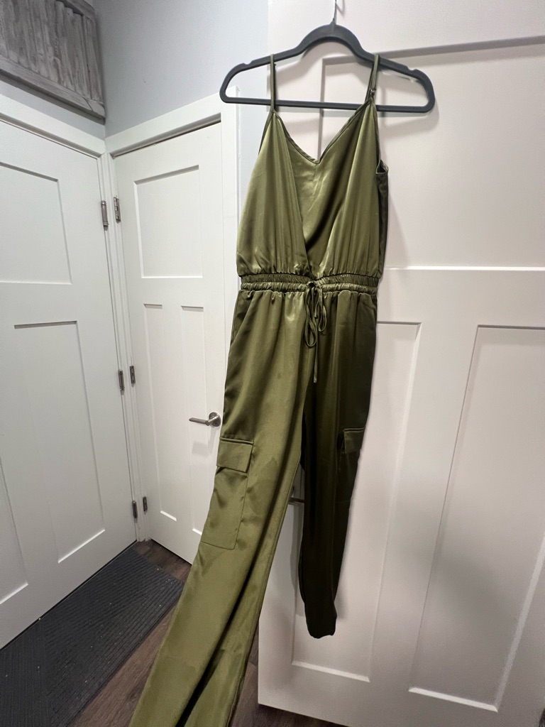 Beautiful Satin Green Romper With Pockets & Adjustable Straps Size Small, Nwot